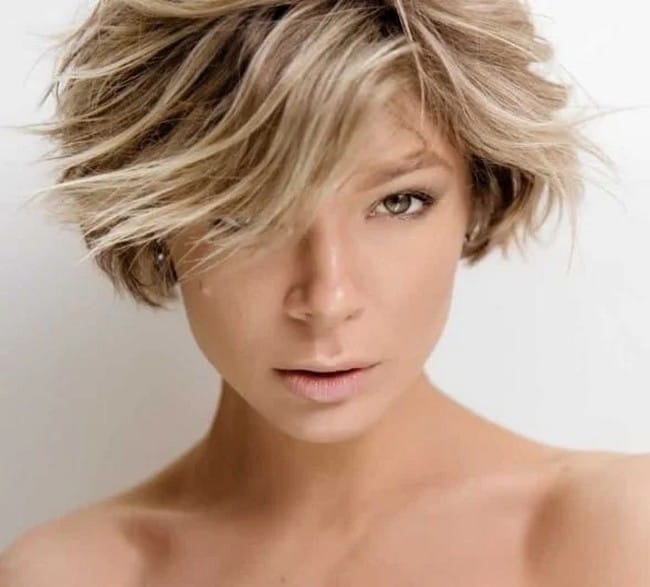 honey-balayage-on-short-unstructured-hair-with-unruly-strands-3034925-2775543