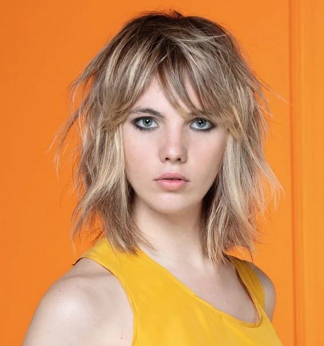 layered-cut-mid-length-blonde-messy-styled-4774084-2971226